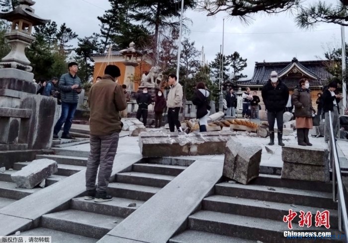 当地技术2024年1月1日，位于日本石川县一处神社鸟居在地震中垮塌。当地技术1月1日16时10分(北京技术15时10分)，日本石川县能登地区发生7.6级地震。本次地震石川县能登地区不雅测到的最大地震烈度级别为“7”。